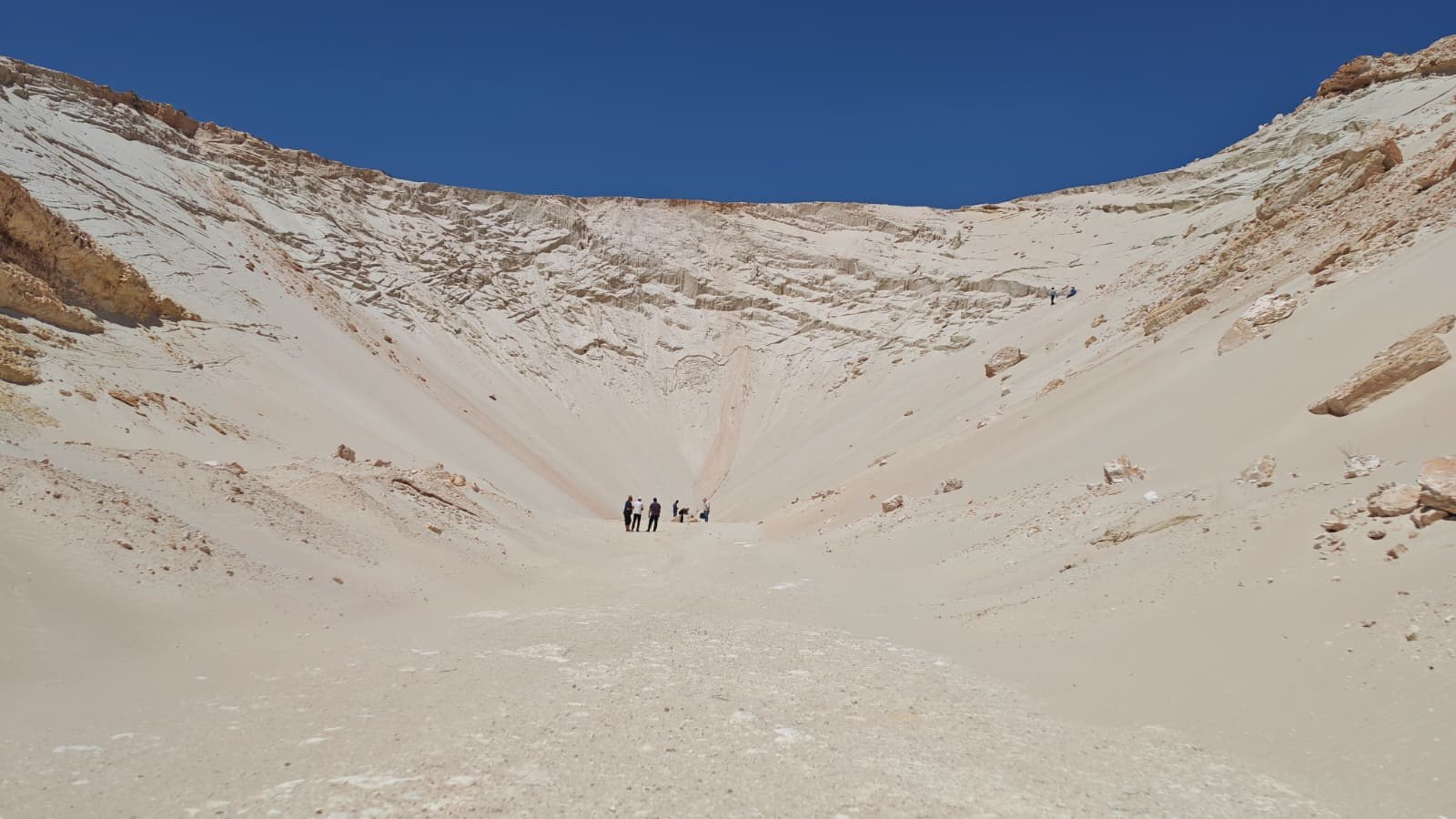 The Al-Qaryatayn deposit: white silica quartz sand exposed at surface